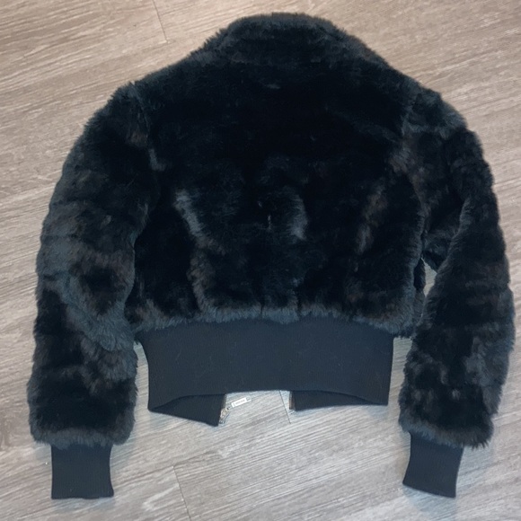 SALE🔥Black faux fur cropped jacket - Picture 3 of 5